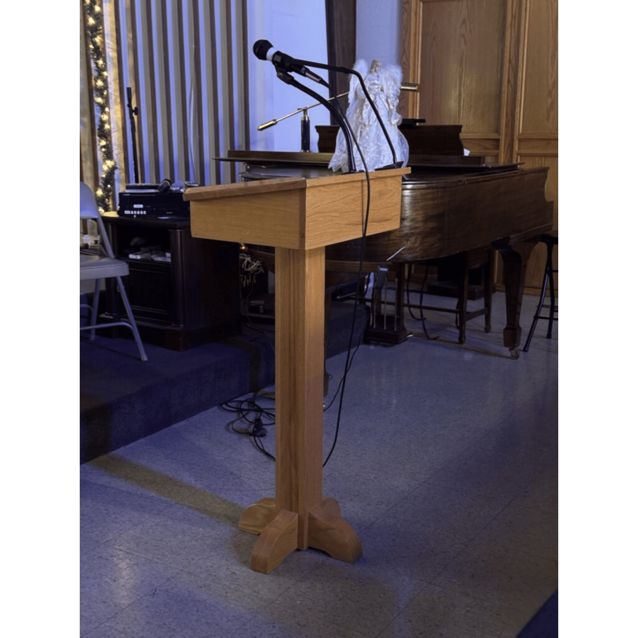 Executive Wood Products Pedestal Speaker's Stand